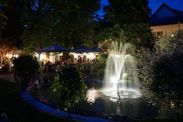 Abendstimmung im Gastgarten beim Springbrunnen