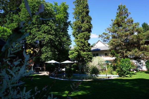 Blick Richtung Gastgarten mit Springbrunnen