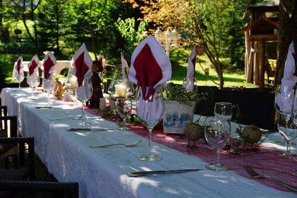 Gedeckter Tisch im Gastgarten