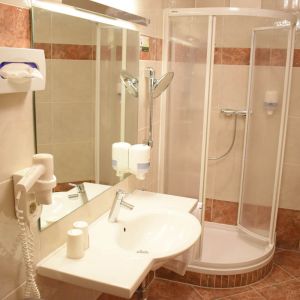 Modern ausgestattetes Badezimmer1
