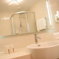 Neu renoviertes Badezimmer mit Dusche und WC