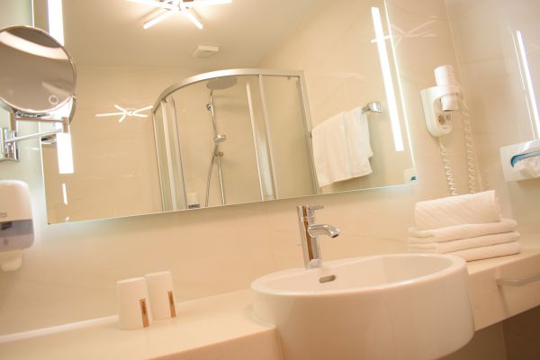 Neu renoviertes Badezimmer mit Dusche und WC