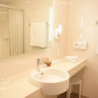 Gro&szlig;z&uuml;giges Badezimmer mit Regendusche