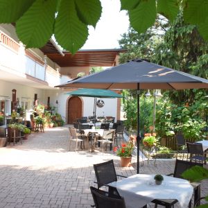 Gastgarten mit Zugang zum Badebereich