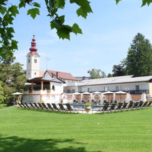 Schwimmbad mit Liegestühle und Kirche im Hintergrund Schwimmbad mit Liegestühle und Kirche im Hintergrund