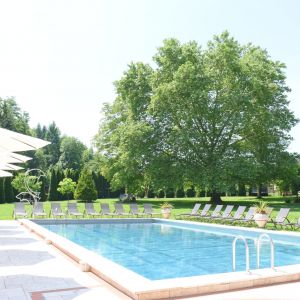 Schwimmbad mit grüner Parkanlage Schwimmbad mit grüner Parkanlage