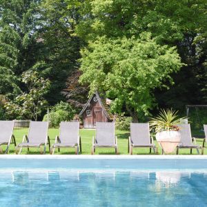 Schwimmbad mit Gartenhäuschen im Hintergrund Schwimmbad mit Gartenhäuschen im Hintergrund