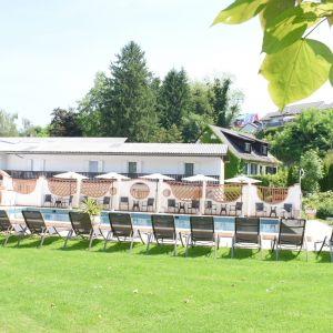 Schwimmbad in Richtung Parkplatz und Gästezimmer Schwimmbad in Richtung Parkplatz und Gästezimmer