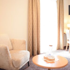 Gro&szlig;z&uuml;giger Wohnbereich im Doppelzimmer Komfort